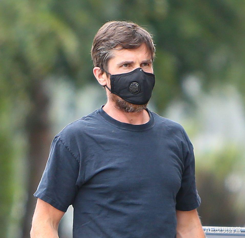 [克里斯蒂安·贝尔]笑哭！46岁克里斯蒂安·贝尔最后的顽固，胡子从口罩“喷”出来了