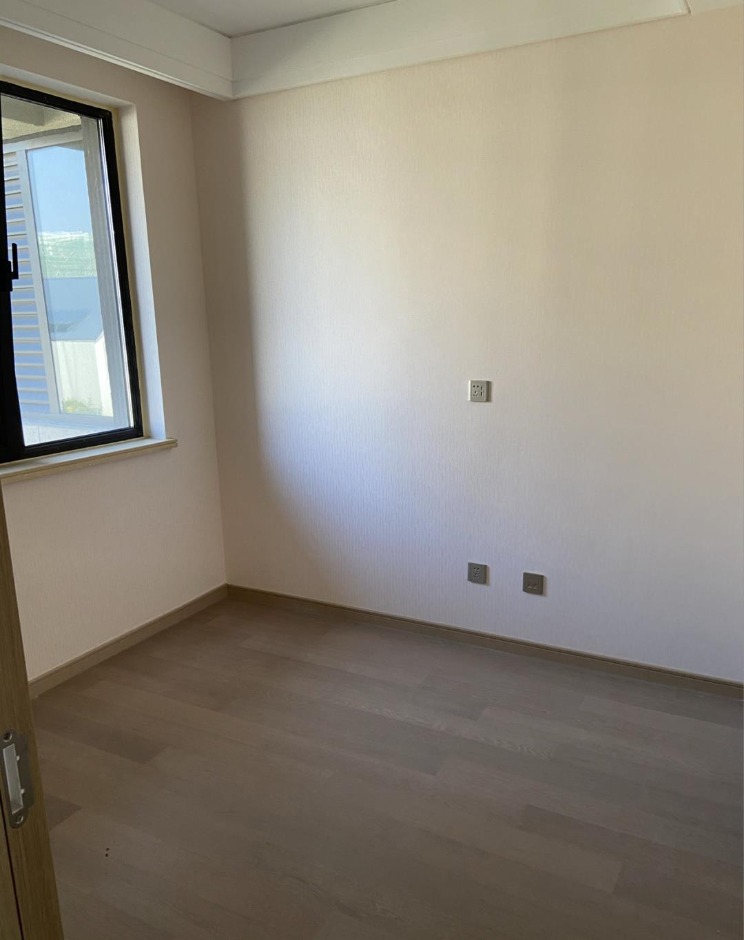 |辛苦等待两年的精装房终于交付,有吊顶,有背景墙,效果还不错!