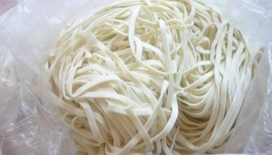 面条|为什么市场上的湿面条不会粘在一起？是加了什么添加剂吗？你懂吗