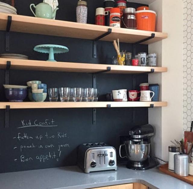 设计师|日本厨房从来不装吊柜，而是用这便宜货来代替，可是咱们就不行