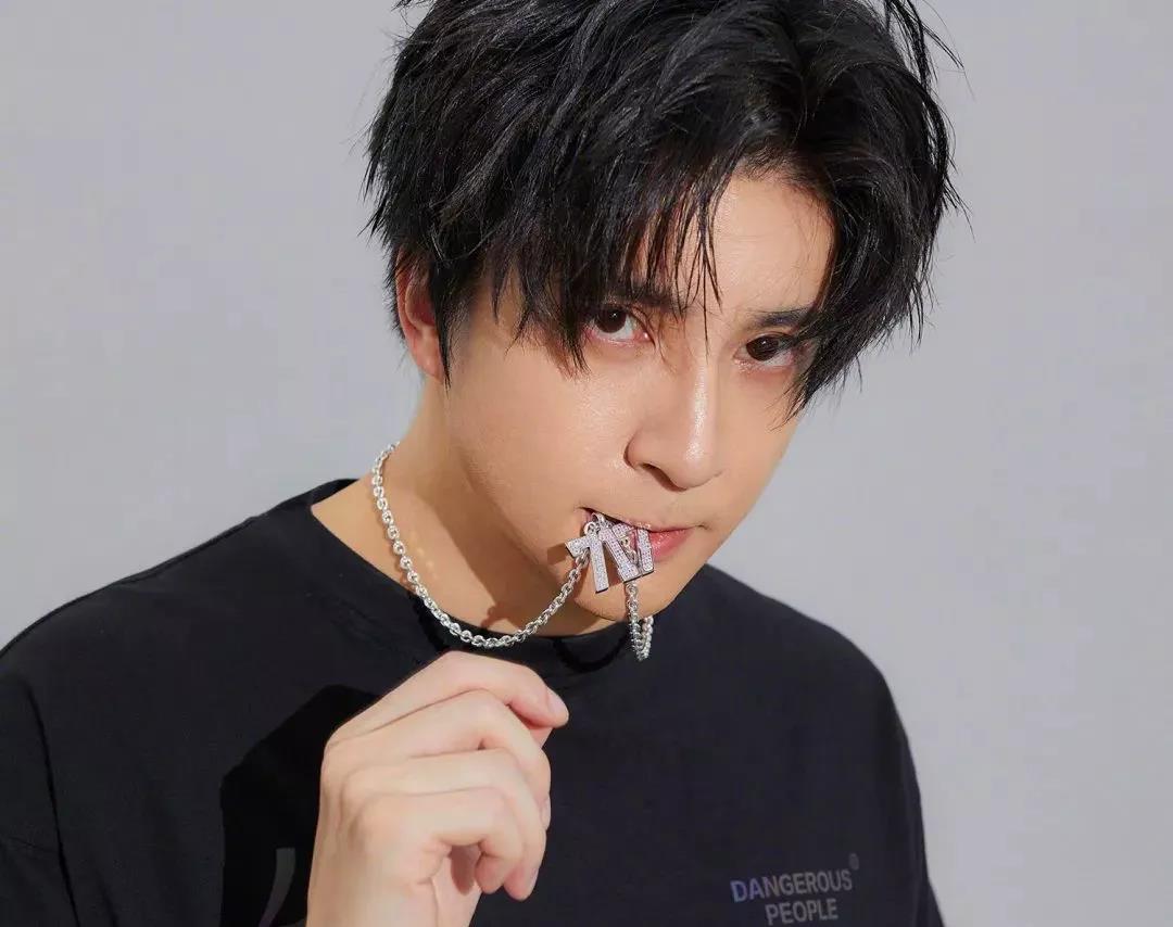 薛之谦|薛之谦《天外来物》发行快一月，深受歌迷喜爱，继续登顶各榜榜首