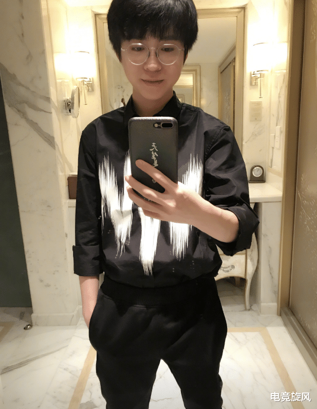 #嗨氏#还清4900万违约金有多难？看到嗨氏现在用的手机，被自己亲妈毁了