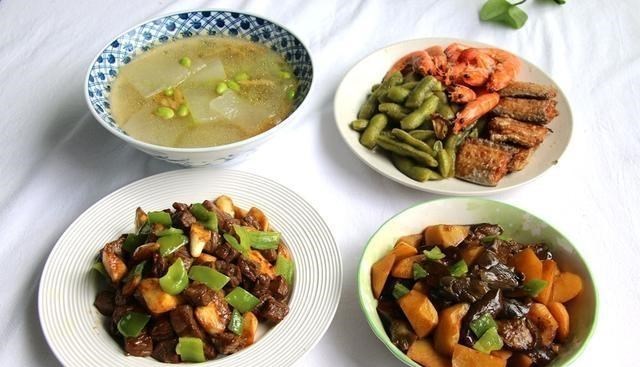 『茄子』晒晒母子二人的午餐，三菜一汤，家常便饭营养又好吃