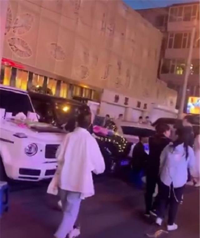 「本田UR-V」一批奔驰G63摆摊，车主看似卖货，实则炫富，路人都只看车不看货