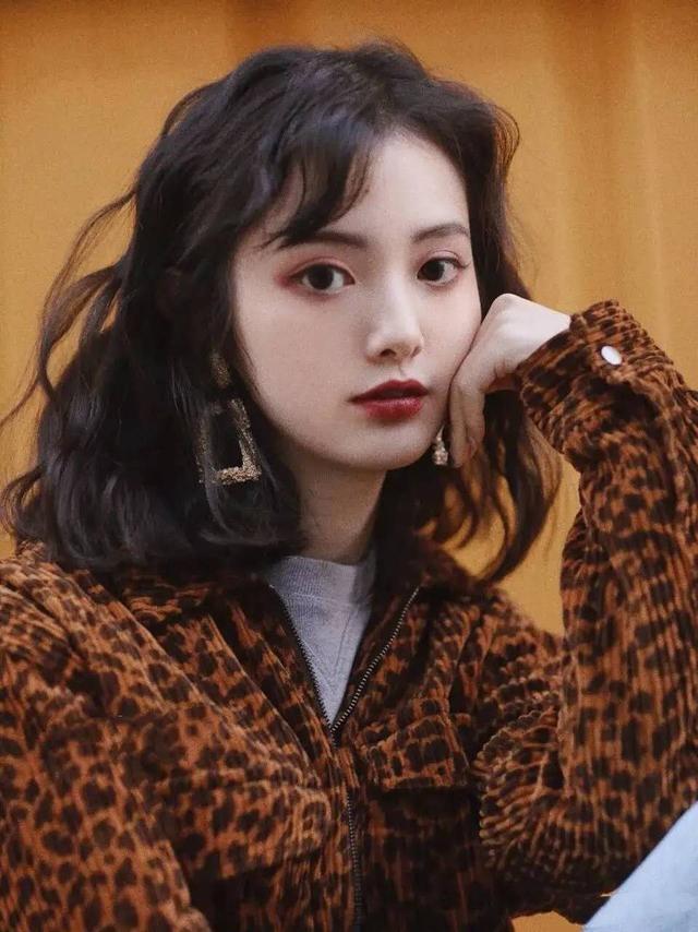 外套|赌王有个女儿从小时髦！V领裙配蛋卷头，合照时赌王就爱站她身边