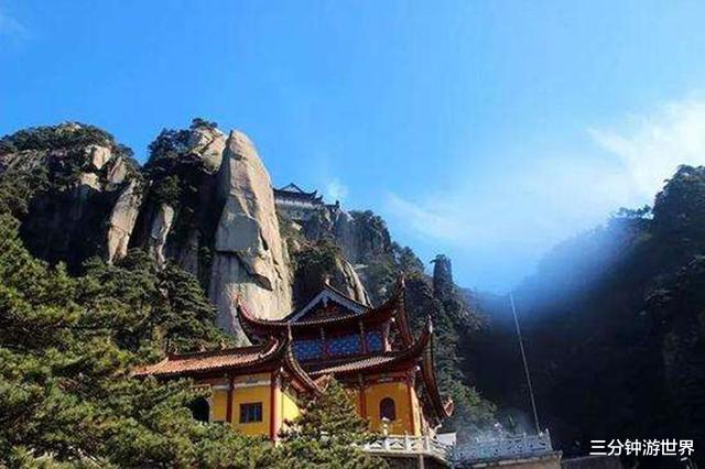 「浙江省」浙江有座寺庙，位于悬崖边上，惊险无比，深受游客喜爱