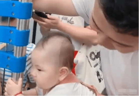 萌娃跟“不靠谱奶爸”坐地铁，求生欲超强，动作表情萌化一众老阿姨