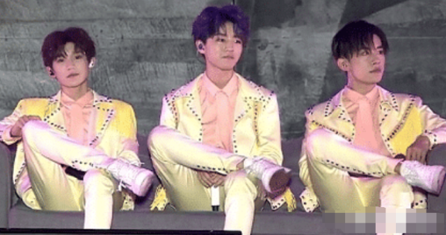 易烊千玺|有一种坐姿叫易烊千玺的坐姿，不管朋友挤不挤，只要自己只要足够帅就行