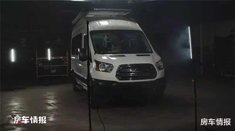 房车|新款福特全顺见过吗？3.5L动力+10AT，车内模块化设计自由选配