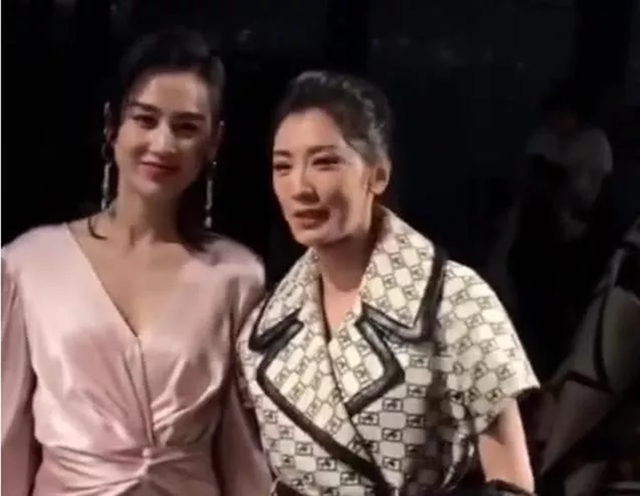 黄圣依|贾静雯和黄圣依同框,关掉美颜和滤镜,一个是真美一个却被说垮