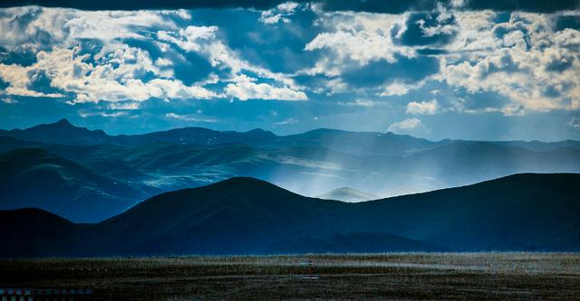 摩羯座|对外人傲气，对爱人温柔的三大星座男。对感情忠实，愿意承担责任