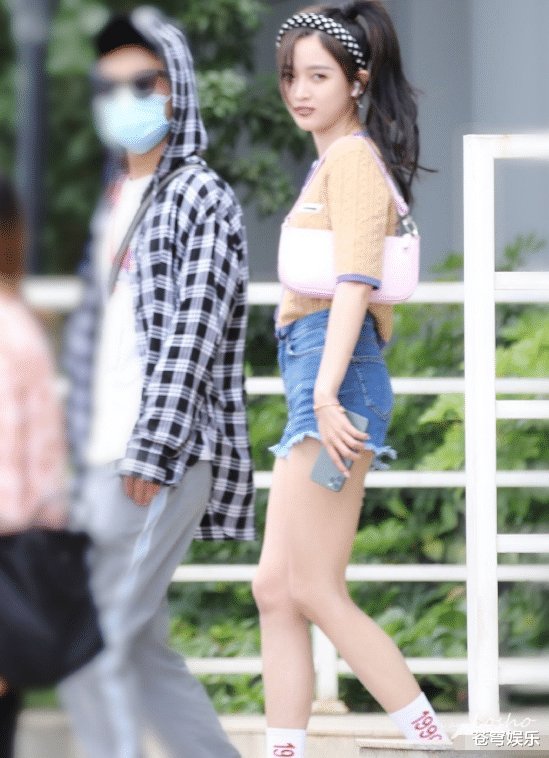 吴宣仪|吴宣仪录综艺被抓拍，扎高马尾成元气少女，我的眼睛离不开她的腿