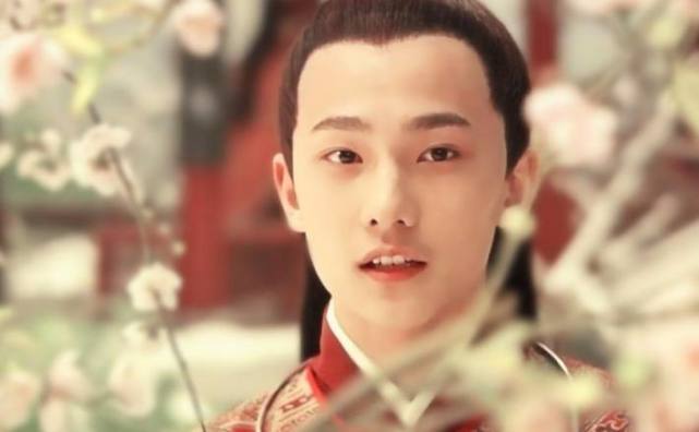 杨洋|杨洋复旦拍戏生图曝光,五官精致侧颜完美,“杨不修”名不虚传