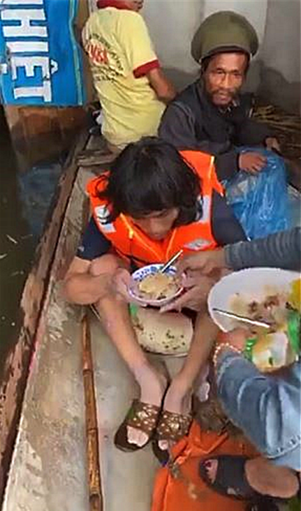 睹图|洪水期间2名智障男子为不让父亲被水淹，俩人在水里浸泡11天