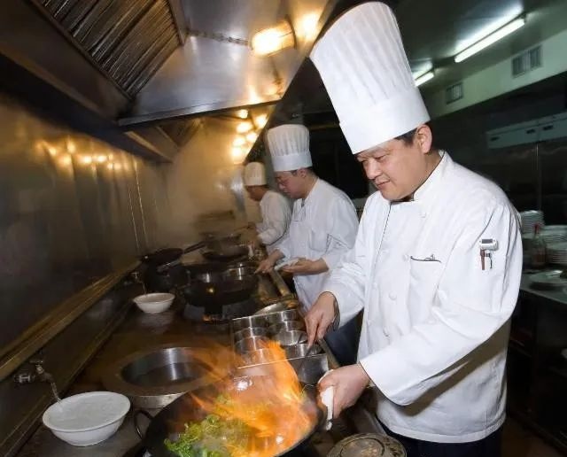 厨师▲饭店厨师说：外卖再脏，这4种食物都可以放心食用，后厨不敢乱来