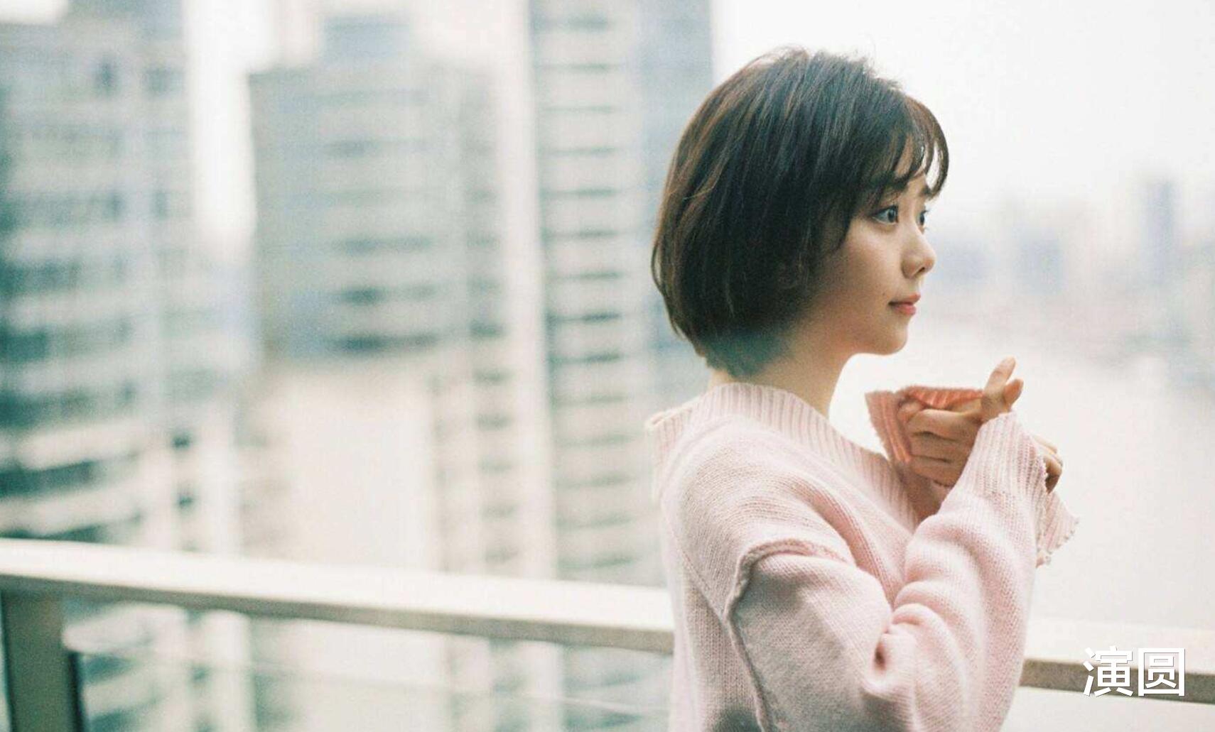 余男|《以家人》刚收官，谭松韵就有电影官宣，得知主演阵容后票房稳了