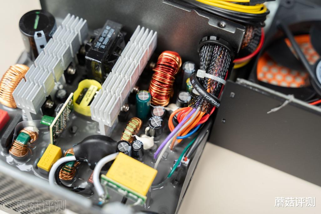 百度|运行稳定，功率主流、超频三七防芯GI-ST600电源 拆解评测