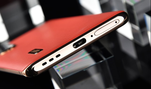 |手机底部的小孔干什么用的？