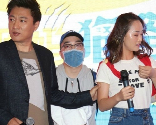 蓝盈莹|蓝盈莹宣传新剧却被砸鸡蛋，她下意识反应叫人意外，果然是个腕儿