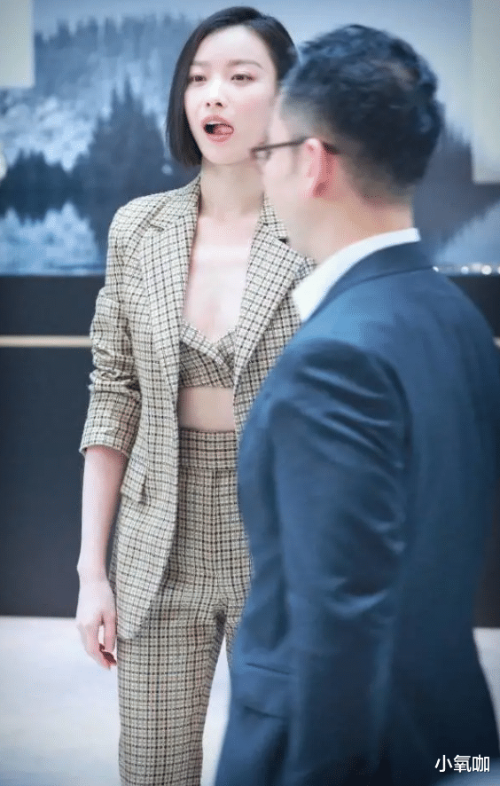 倪妮|倪妮大胆挑战“巴掌宽”内搭，当她抬起手那刻，我都心动了