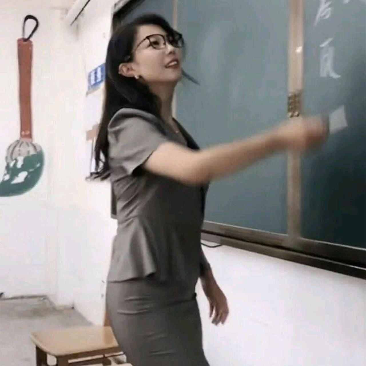 王者荣耀|王者荣耀：零零后小伙网恋一年半，女友发来2张照片，得知真实身份后，愣了