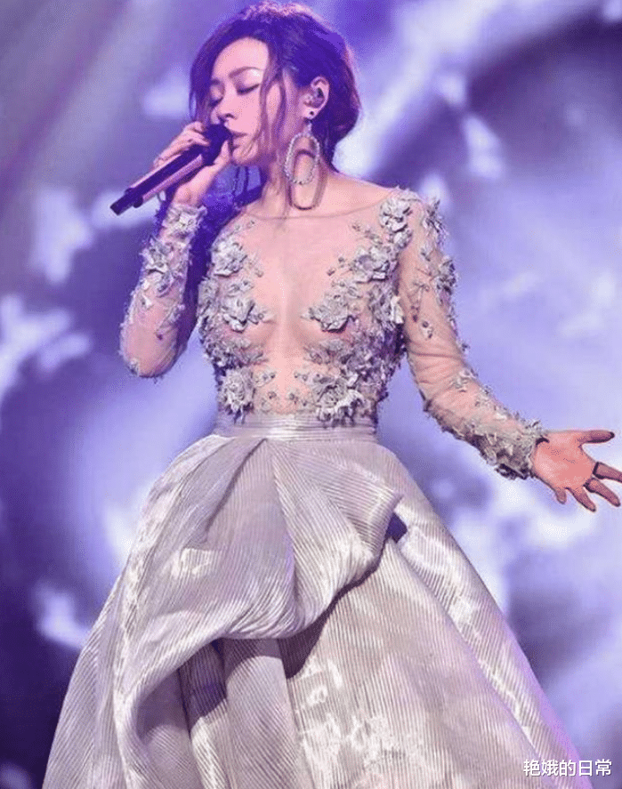 张靓颖|张靓颖“真实素颜”什么样？机场照片被曝出，网友：还是闭上眼听歌吧