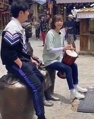 郭京飞|文旅局回应郭京飞王珞丹坐雕塑：并非文物！坐上去也无妨