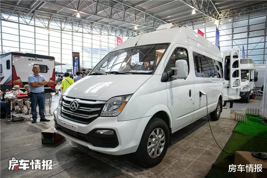 房车|新款大通房车卖20多万，车尾带阳台厕所能变大，设计够独特！