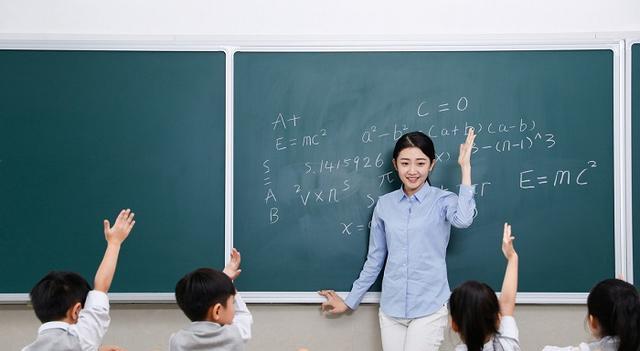 「上海市」教师工资不高？看完大学和中小学老师晒出的工资单，网友沉默了