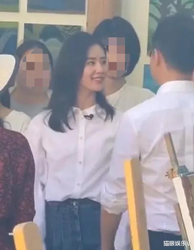 刘诗诗|刘诗诗与吴奇隆带娃被偶遇？穿着朴素好臃肿，吴奇隆抱娃乖巧等待