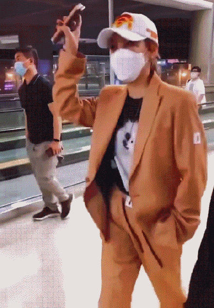 『宁静』48岁宁静短发穿西装跳舞，骨感迷人，网友：这也太帅了吧！