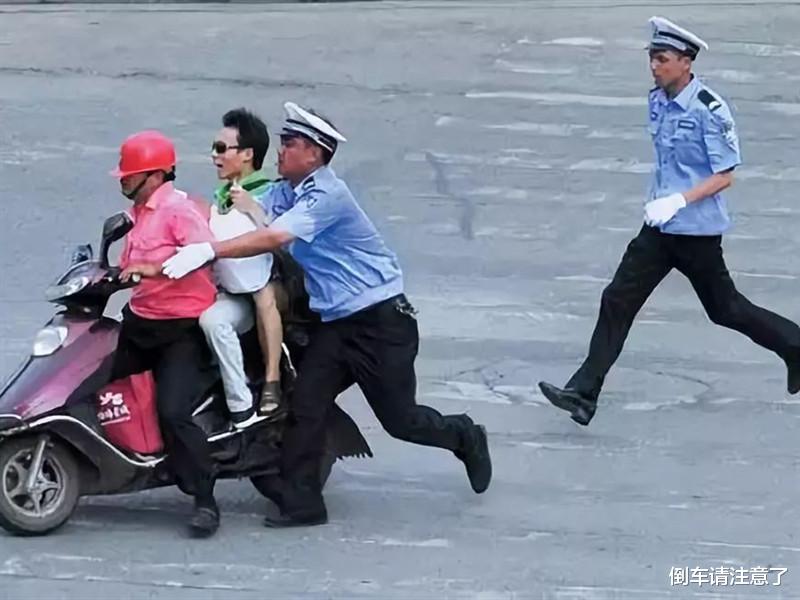 「电动车」禁摩又禁电，出行成难题，专家给出建议后，老百姓：闭嘴吧您！