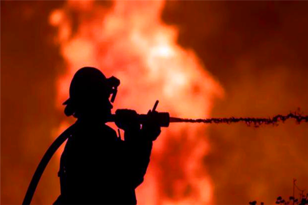 大疆无人机|大疆无人机被制裁后,美国山火肆虐难以扑灭,特朗普付出惨重代价!