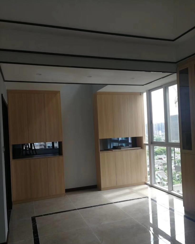 |吊顶只走石膏线明显掉档次,四周加圈黑线条,谁见了不夸高级大气