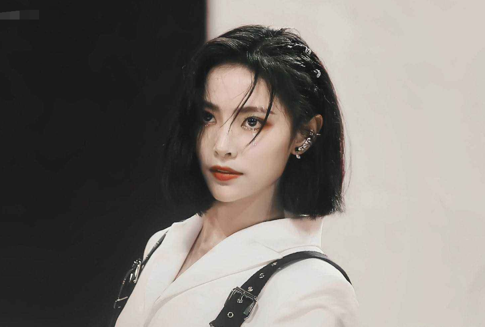 『短发』都说许佳琪短发太“油腻”？当看到罕见长发的样子后，被发型耽误的气质！