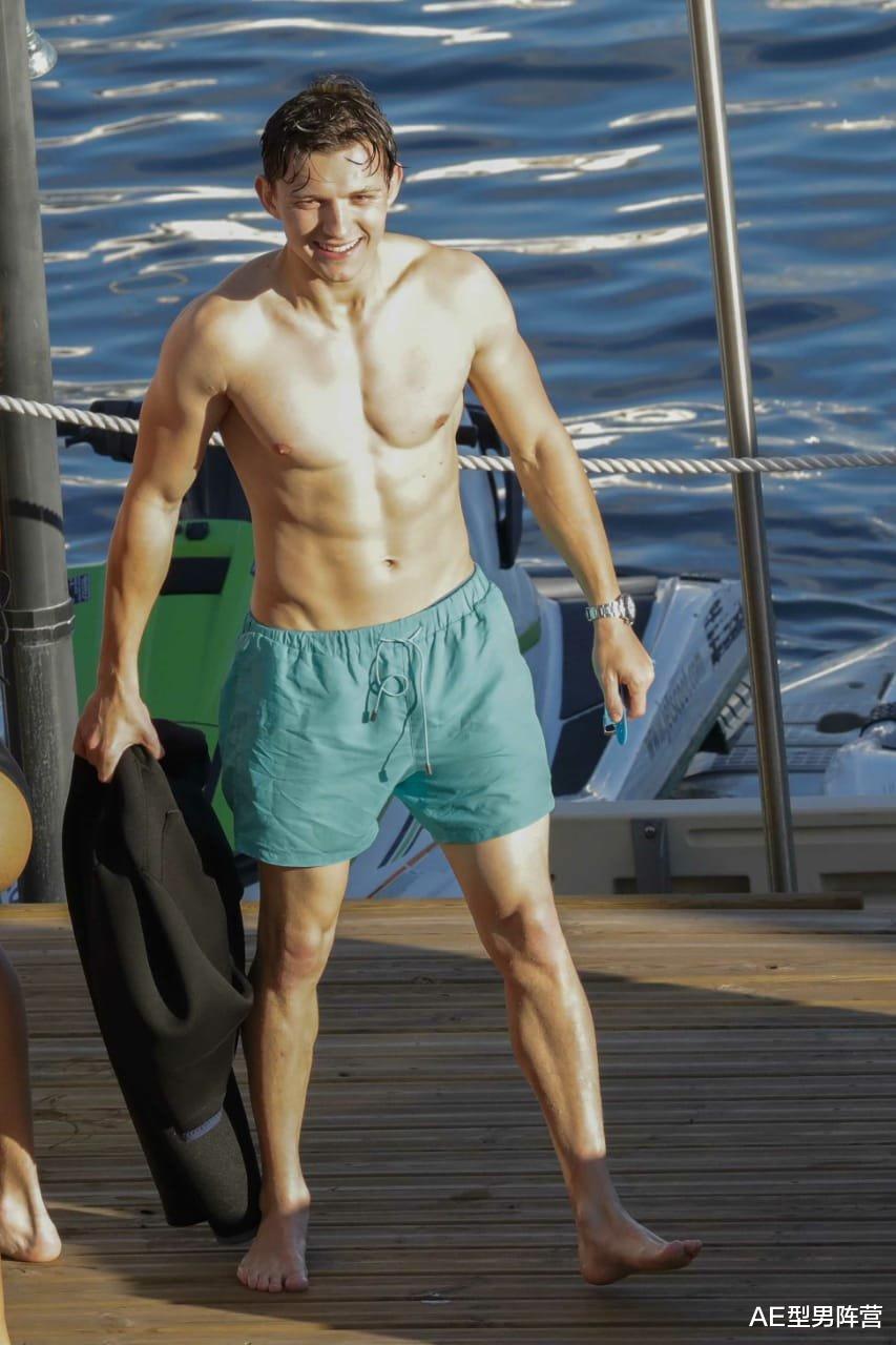 蜘蛛侠|酷毙了!24岁“蜘蛛侠”汤姆·赫兰德海边度假,一身肌肉超级有型