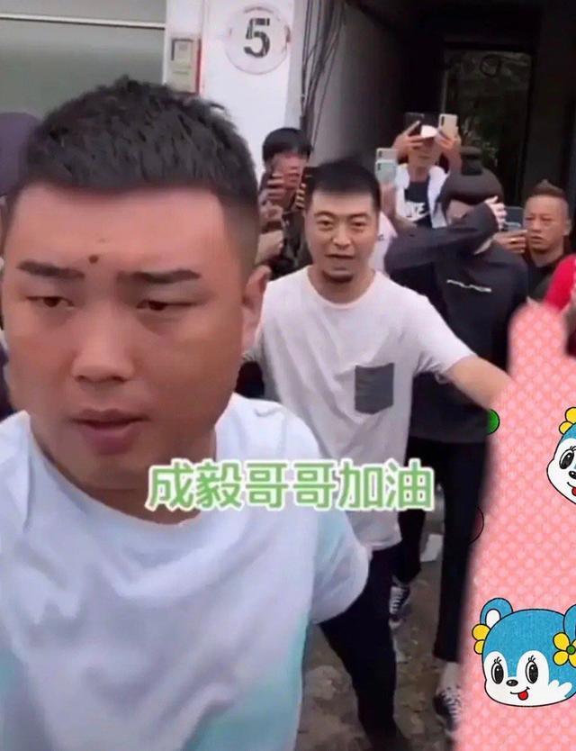 成毅|发布会全程黑脸掉粉12万！成毅心态崩了，捂脸走路当街卖惨