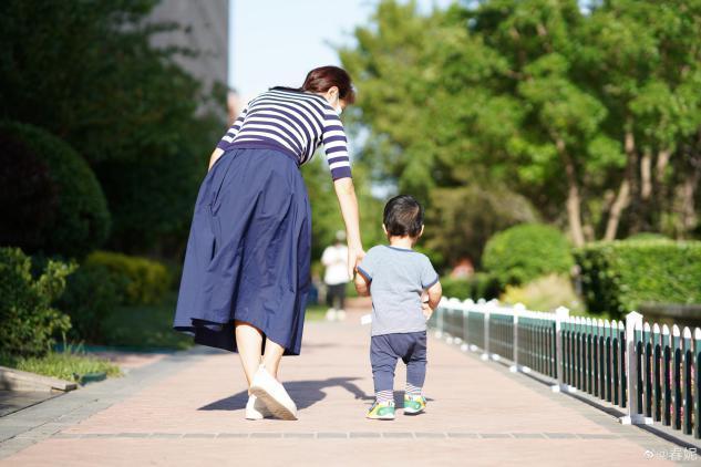 春妮|春妮罕秀恩爱,称老公刚强41岁学钢琴,2年就进国家大剧院演奏!