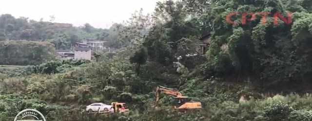 铲车|葫芦娃救爷爷？轿车陷进泥沼 喊来多辆救援车却全部沦陷！