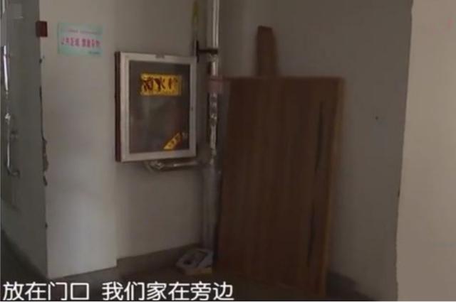 #保洁员#自家的床垫放门口，物业却给卖了？经理：记住车牌了，车给你砸了