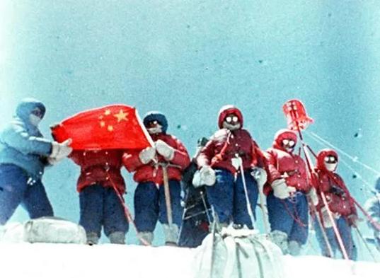 『珠峰』没有比人更高的山，我国8名队员今日成功登顶世界之巅