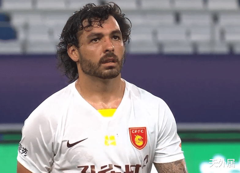 中超|高拉特绝望神情！中超最火外援诞生，2轮造5球，年薪低得吓人