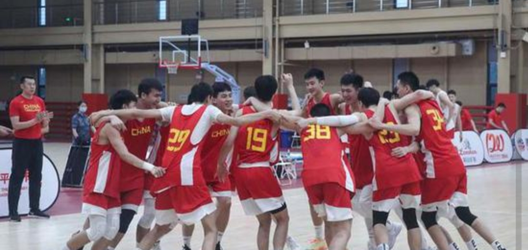 「余嘉豪」余嘉豪被爆打，与队友配合不默契，缺点完全成为致命点