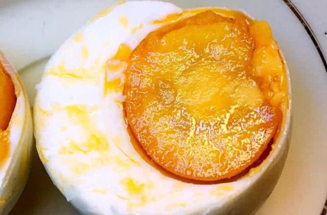 『咸鸭蛋』夏天做咸鸭蛋只放盐可不够，加点它，做出的咸鸭蛋个个流油翻砂！
