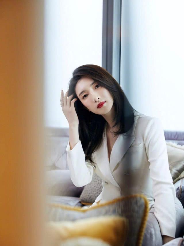 江疏影：江疏影分享美照晒事业妆，眉尾长挑红唇魅人，真是艳丽又魅人