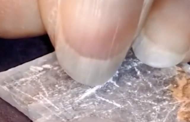 「」地球“最软”的石头,可以当成食物吃,不少的中国人都吃过