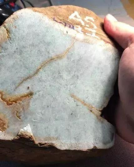 「翡翠」神仙难断寸玉!小伙不听劝阻买下一翡翠原石,切开后当学费交了