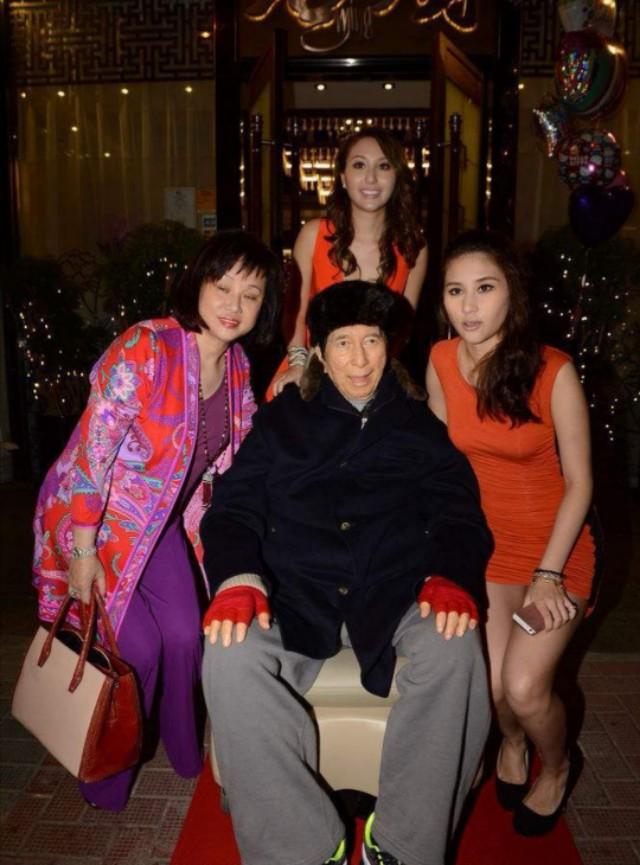 何鸿燊|蓝琼缨与何鸿燊合照表情生疏，三太和四太却不同，大房女儿独不见