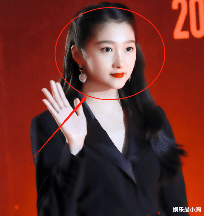 关晓彤|关晓彤重返母校参加校庆，失去了瘦腿特效后，这腿我没眼花吧？