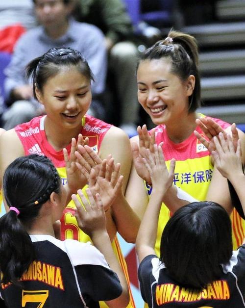 「曾春蕾」中国女排三喜临门，老将曾春蕾也被表彰了，女排姑娘真是太优秀